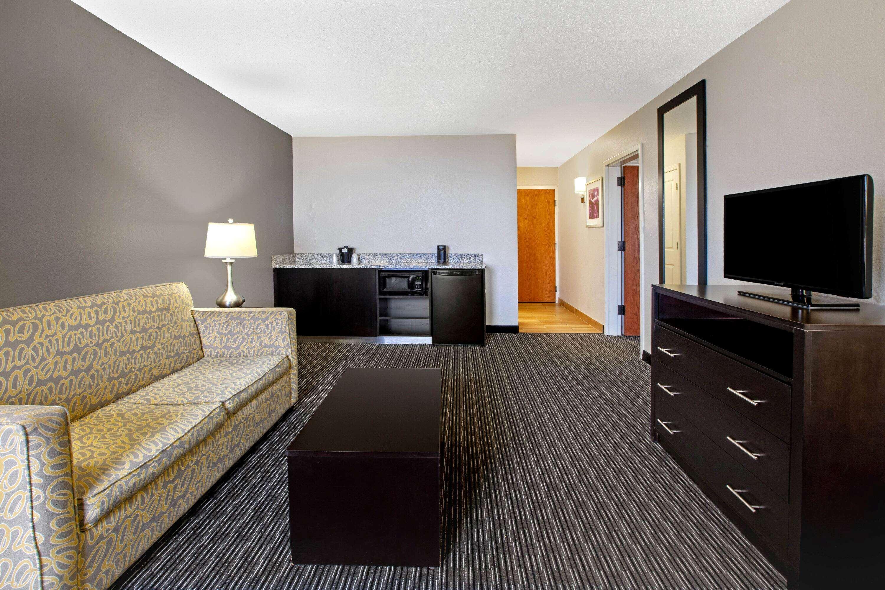 La Quinta Inn & Suites By Wyndham Detroit Metro Airport Romulus Bagian luar foto